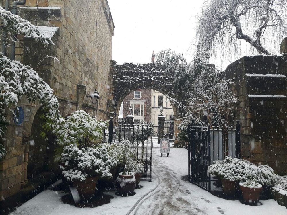 约维克房屋酒店 约克 外观 照片 The entrance to the courtyard of the former St. Mary's Hospital, Bath, where the first patients were treated